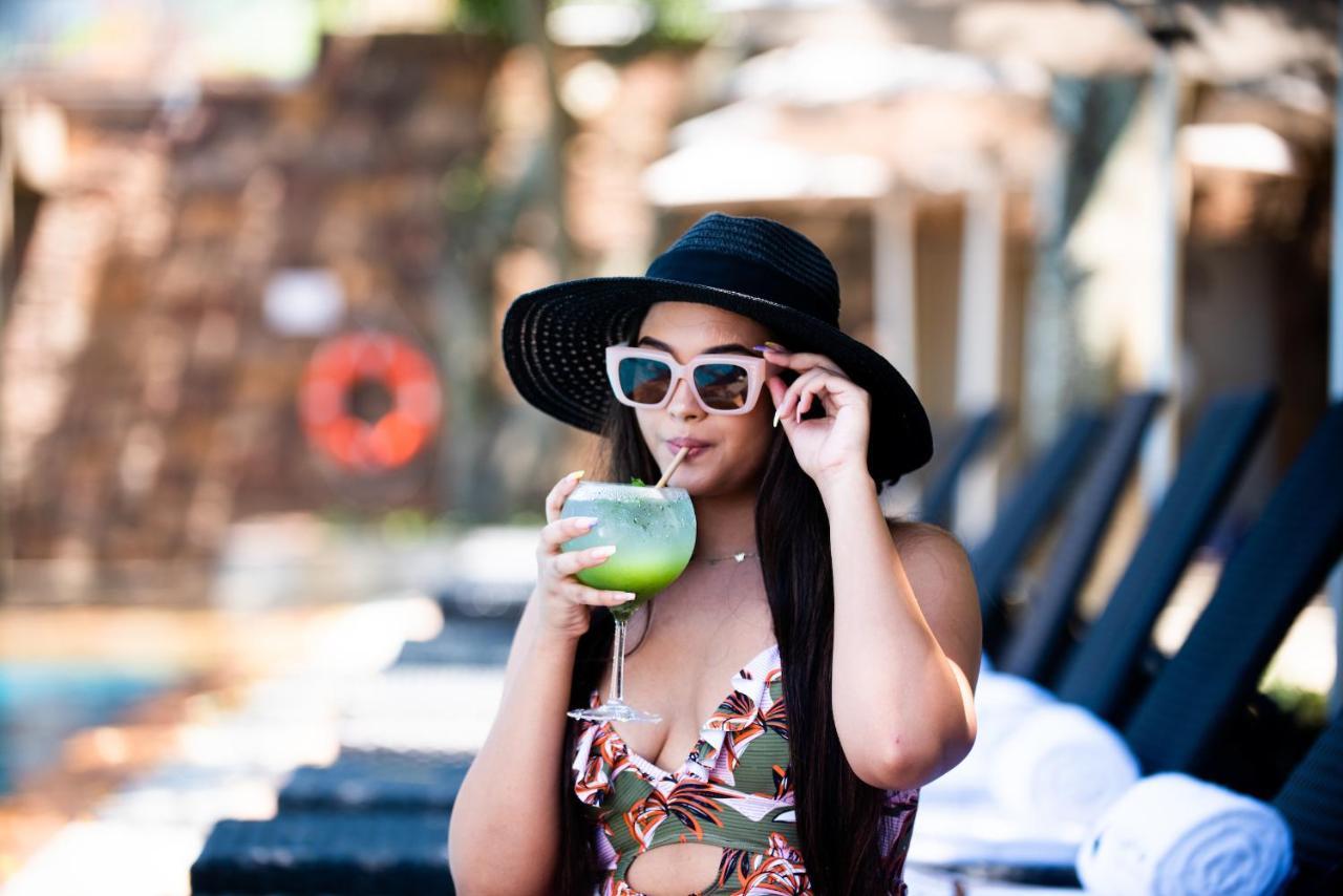 The Capital Zimbali Hotell Ballito Exteriör bild A woman wearing a hat