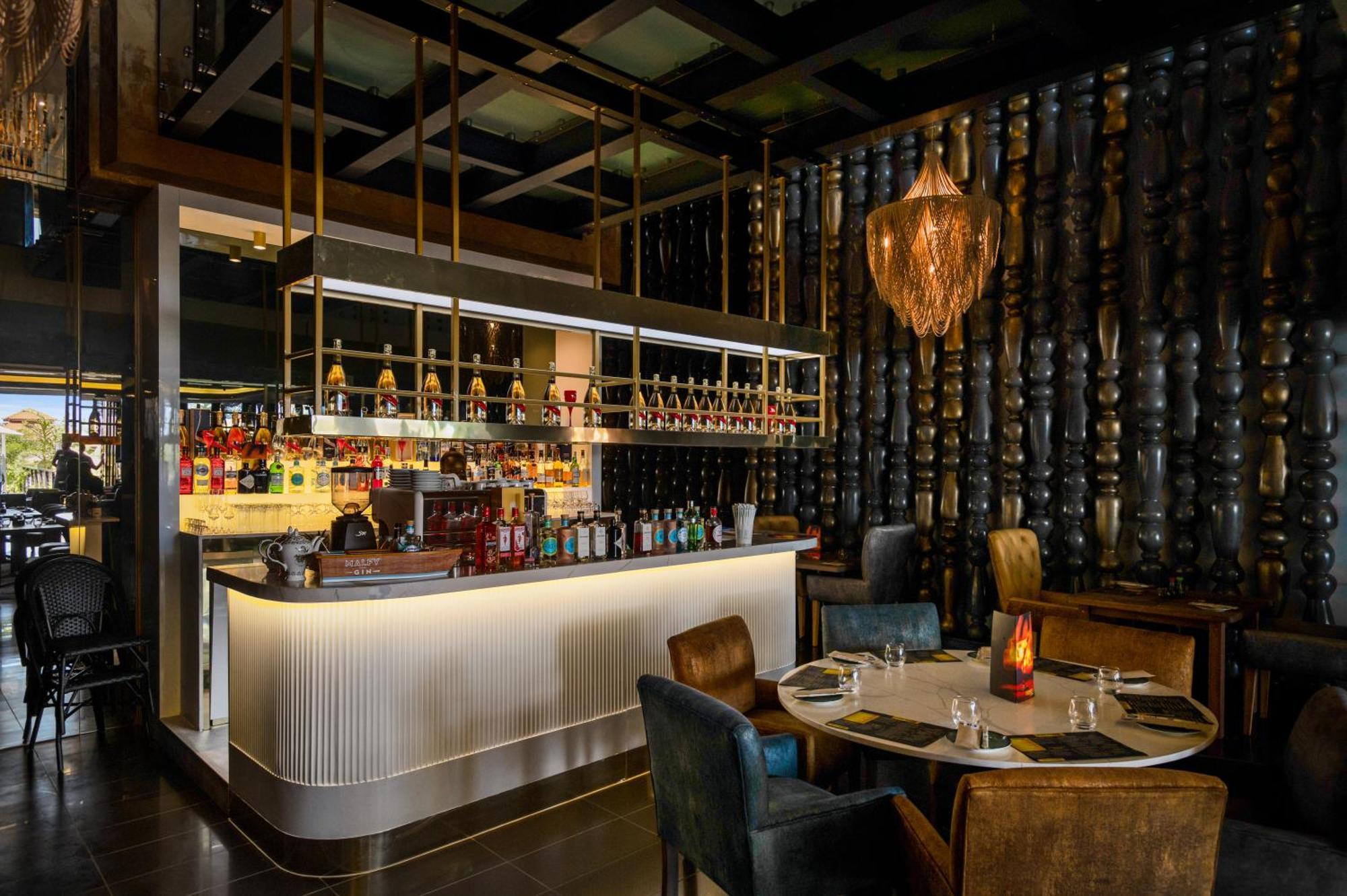 The Capital Zimbali Hotell Ballito Exteriör bild The bar at the restaurant